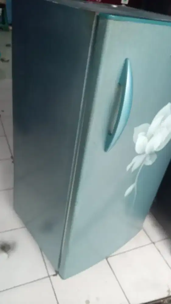 Dijual murah kulkas 1pintu merek POLYTRON rak Lengkap kondisi normal