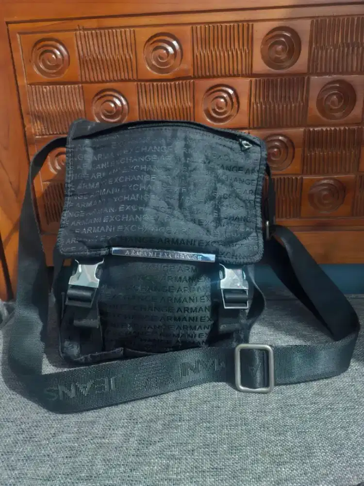 Istimewa tas Exchange Armani full nilon, enak banget dipakai