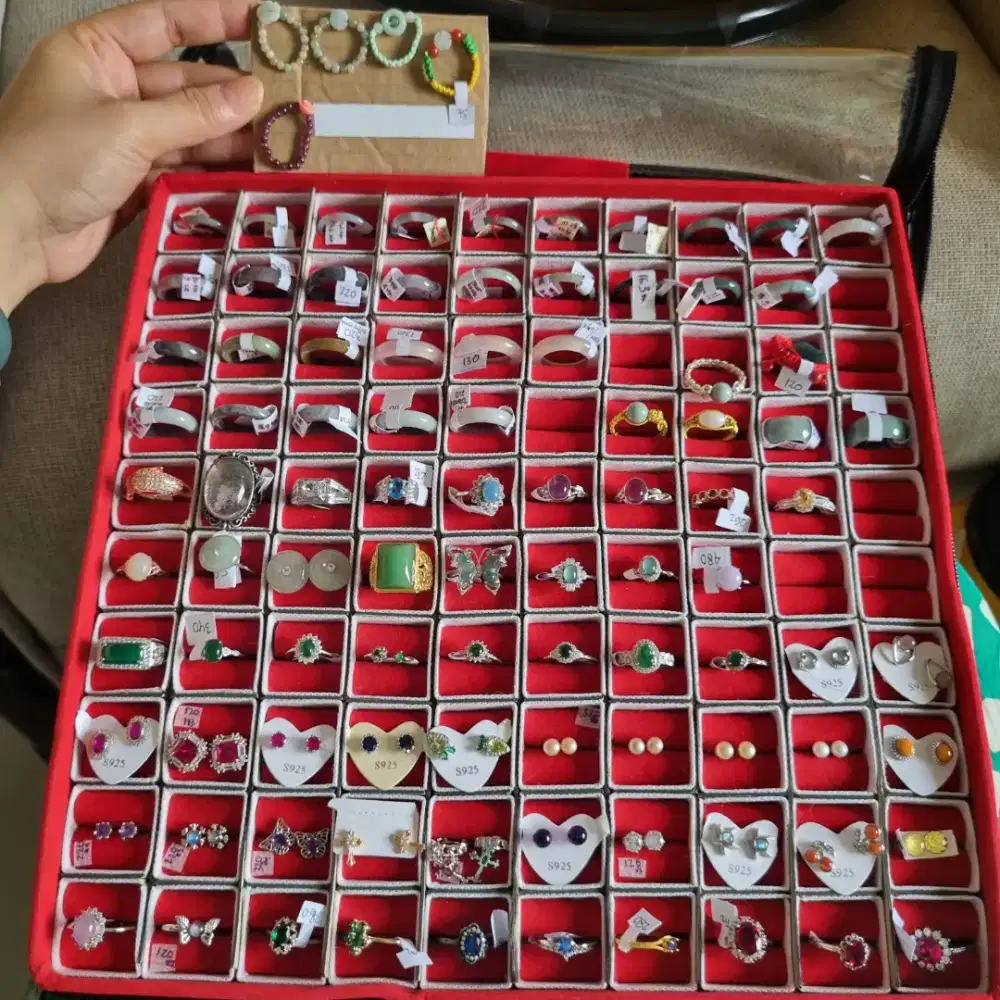 Beragam cincin dan anting. Batu giok dan permata.