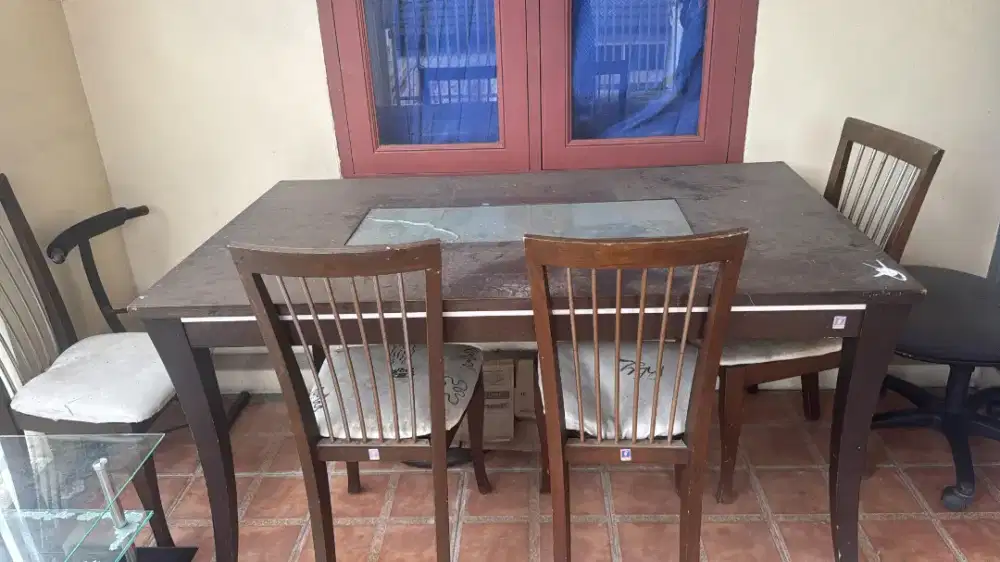 jual meja makan atau meja kerja dan kursi nya 4