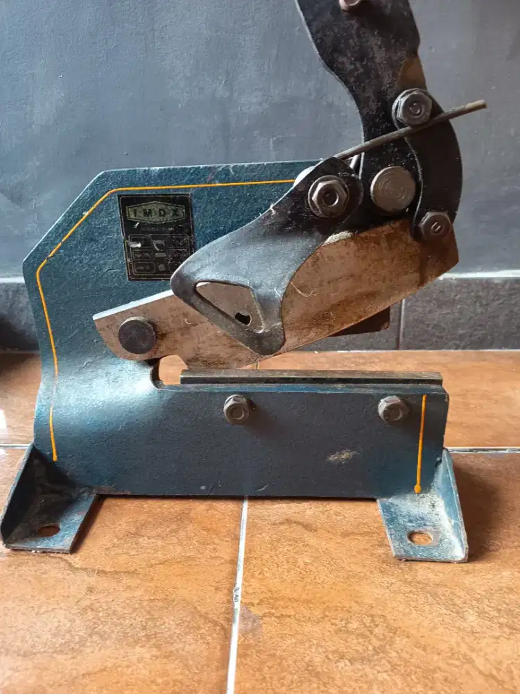 Alat potong plat manual