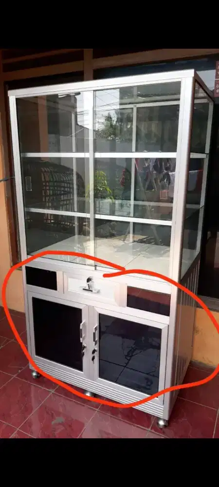 Etalase bekas jualan nasi goreng & ayam serundeng