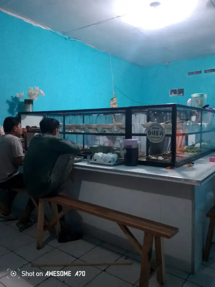 Etalase warna coklat