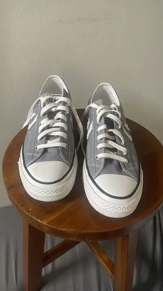 Converse Star Player 76 Premium Canvas Low Top berwarna abu-abu