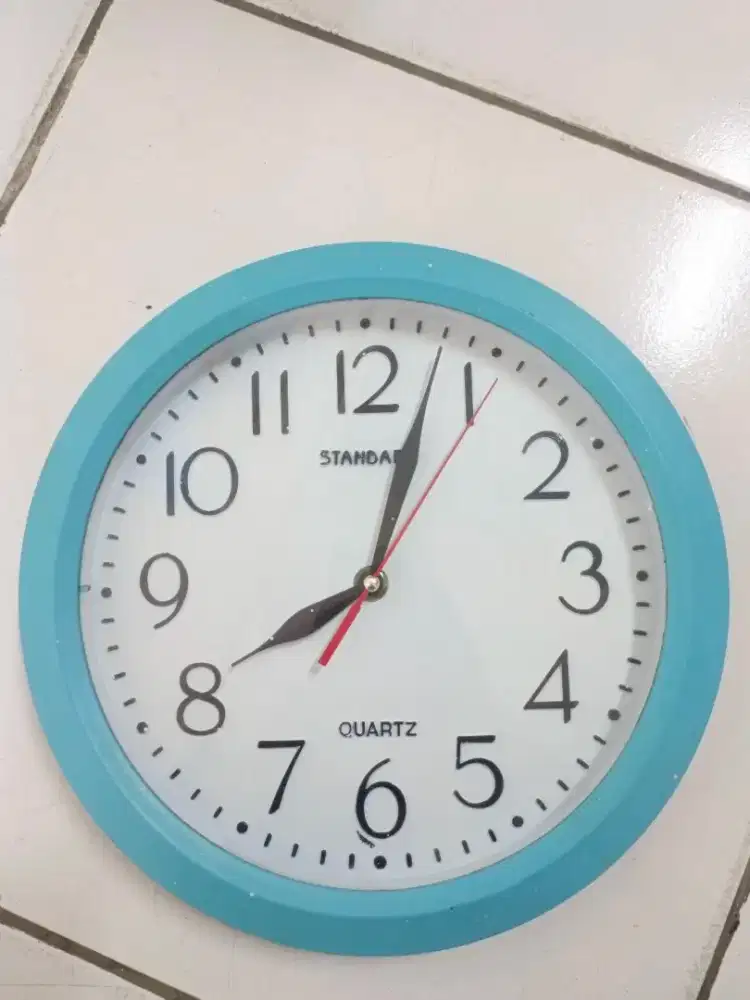Jam Dinding Bekas – Masih Bagus & Berfungsi Normal!