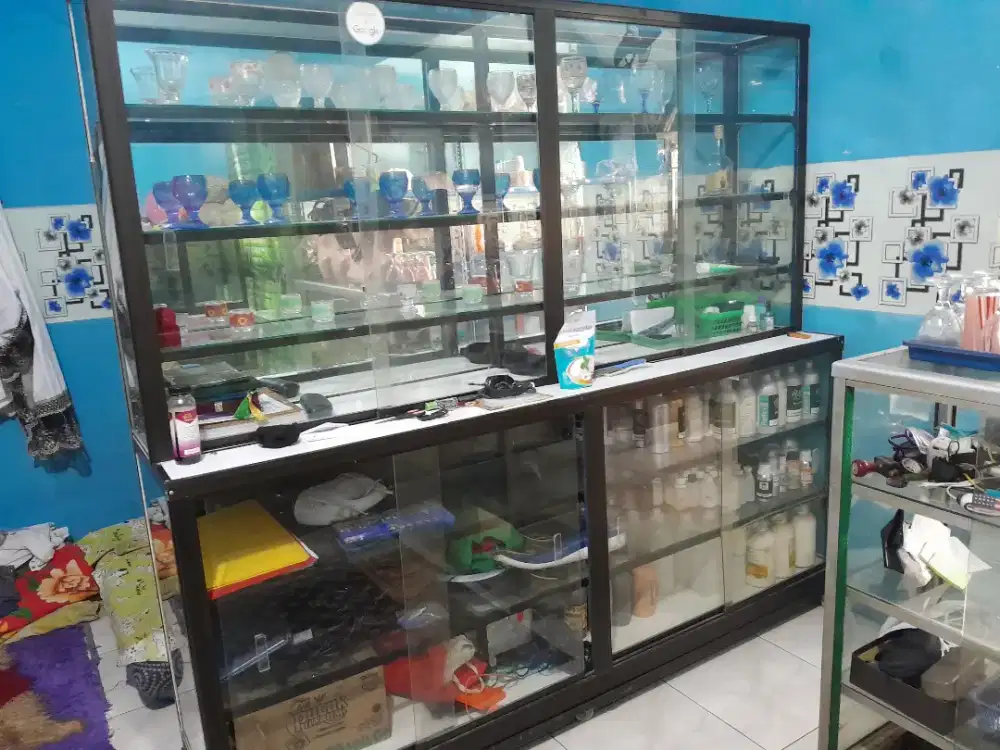 Etalase besar bekas parfum
