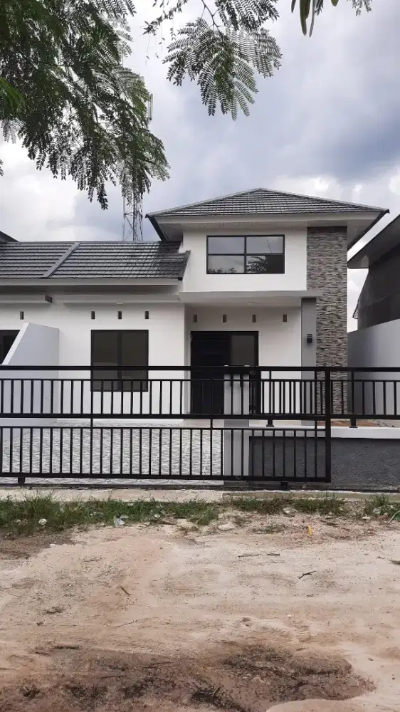 Rumah minimalis berpagar dengan tanah luas