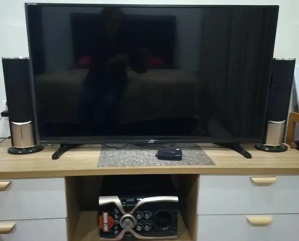 DIJUAL 1 PAKET TV AKARI 43 & SPEAKER BLUETOOTH AKTIF GMC