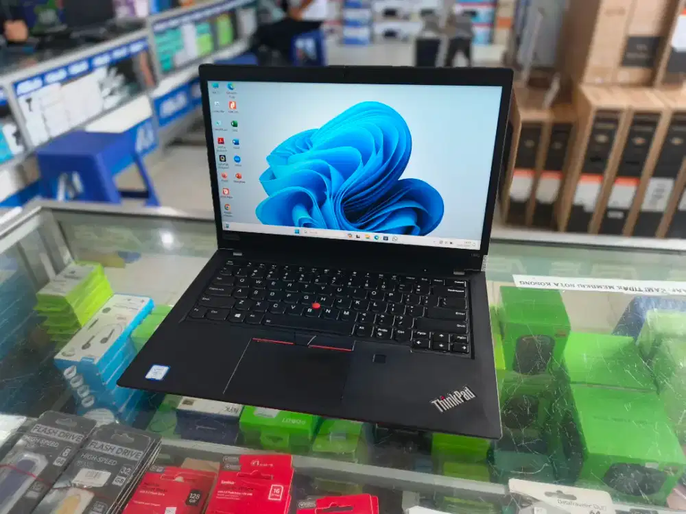 Lenovo Thinkpad i5 gen 8 ram 8 gb ssd 256 layar toucscrend