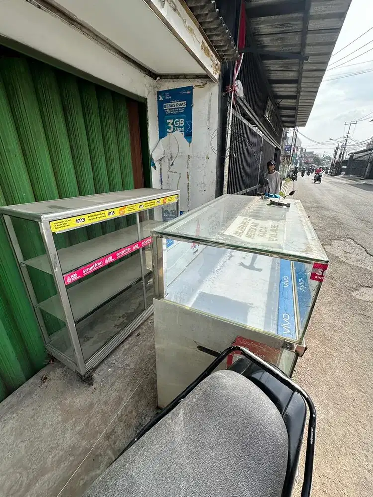Dijual 2 Etalase Bekas Konter Pulsa
