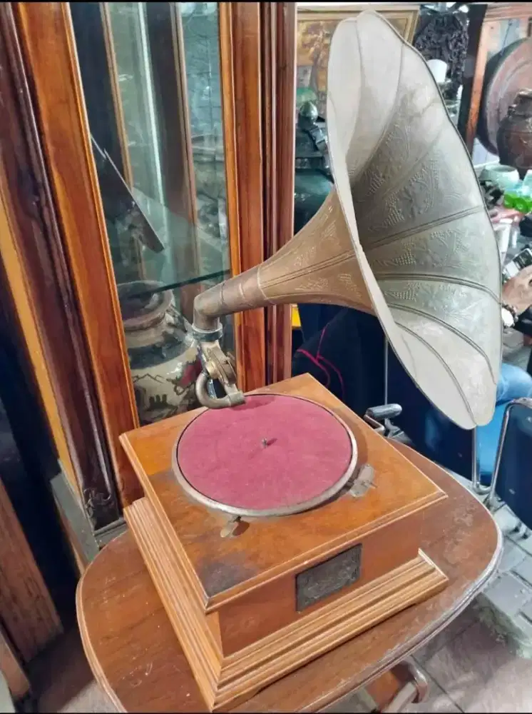 GRAMOFON ANTIK LANGKA