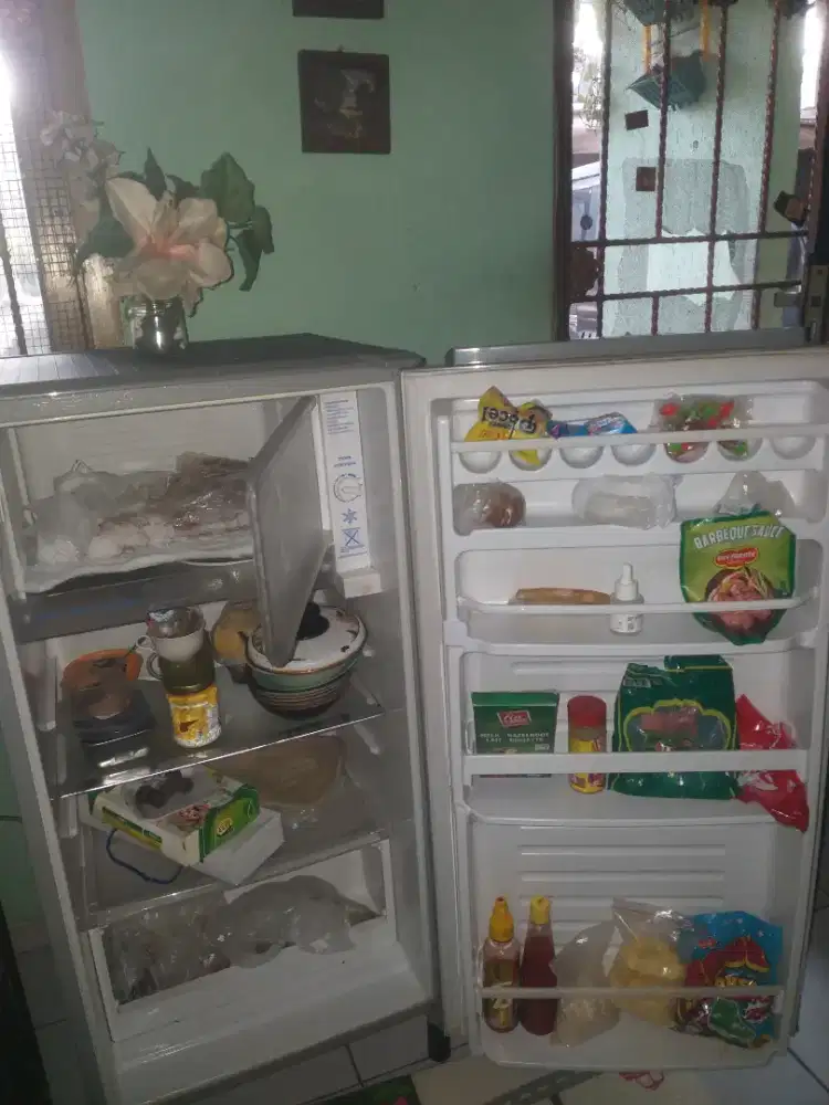 Kulkas 1 pntu sgt normal lengkap free ongkir lalamove