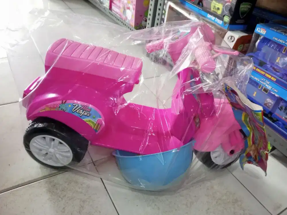 PROMO mainan anak vespa naik helm