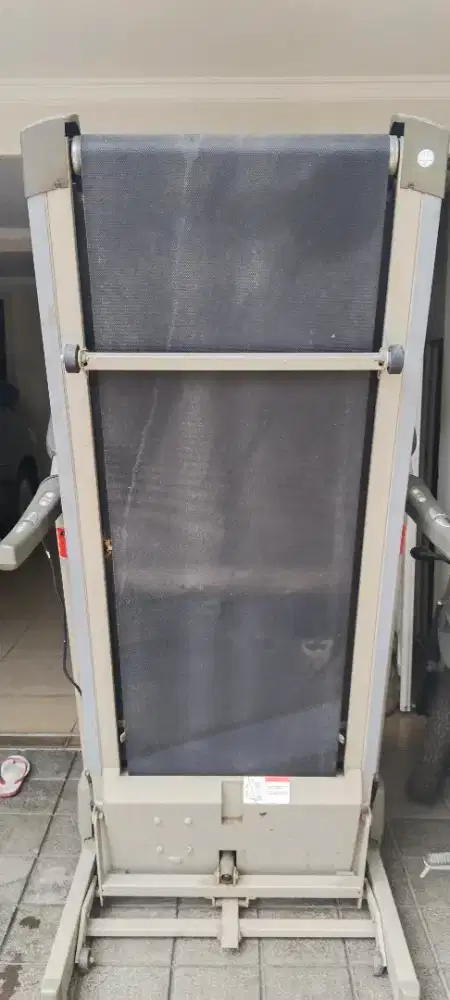 Alat olah raga treadmill