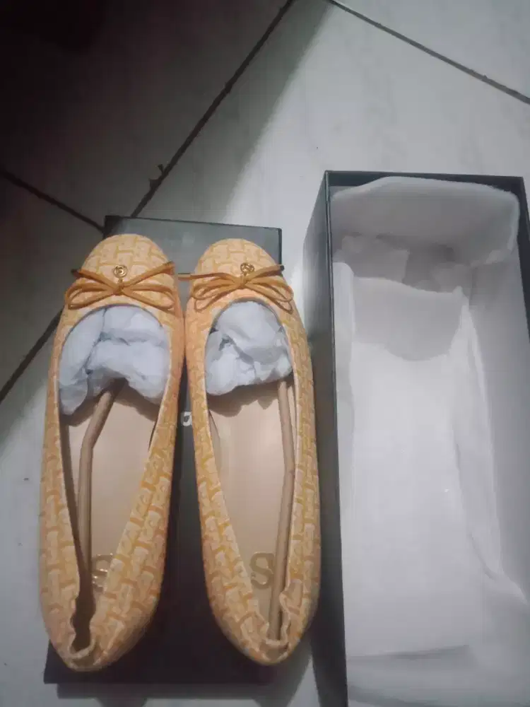 Di jual sepatu buttonscarves ORI baru