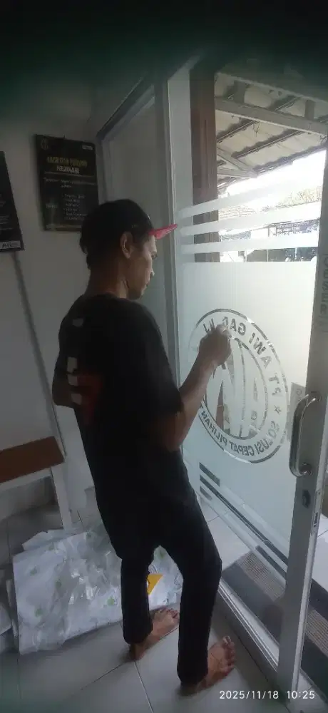 Cutting sticker logo stiker sandblasting & kaca film pintu kantor toko