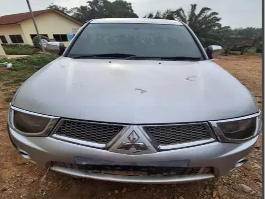 MITSUBISHI STRADA DOUBLE CABIN 2010