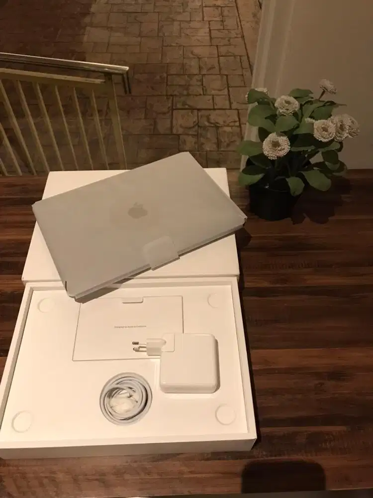 Macbook Pro 13 2018 ibox Like New Fullset
