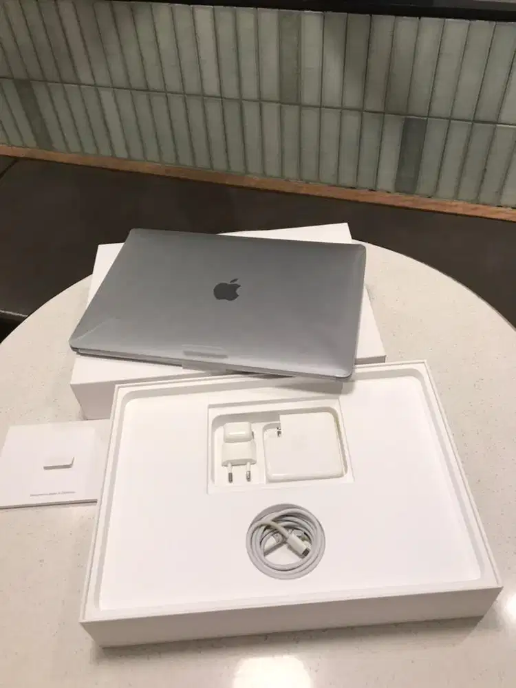 Macbook Pro 13 2018 ibox Like New Fullset