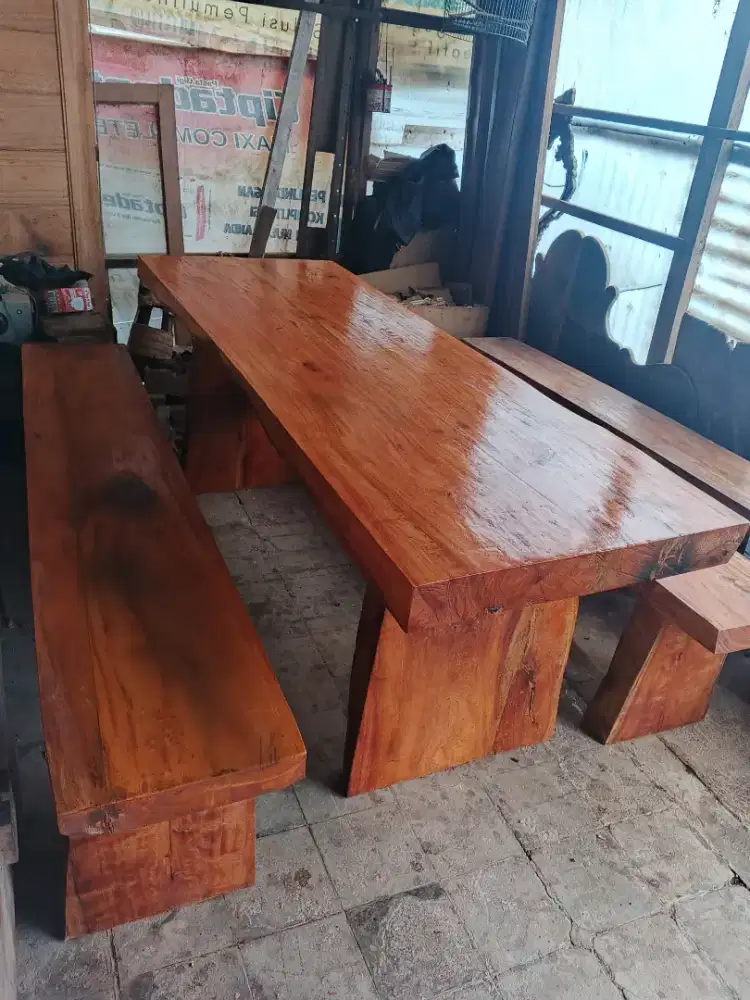 Meja makan antik teras