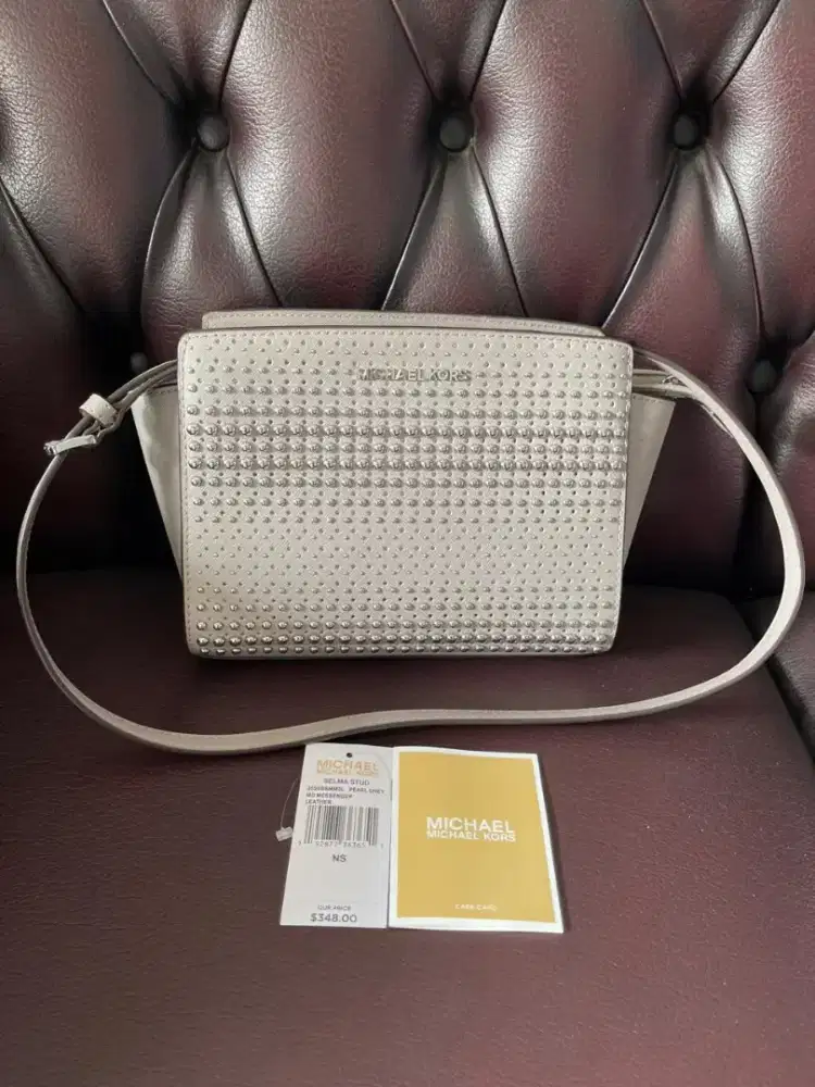 Preloved Micheal Kors Selma Studed Medium Messenger Leather Crossbody