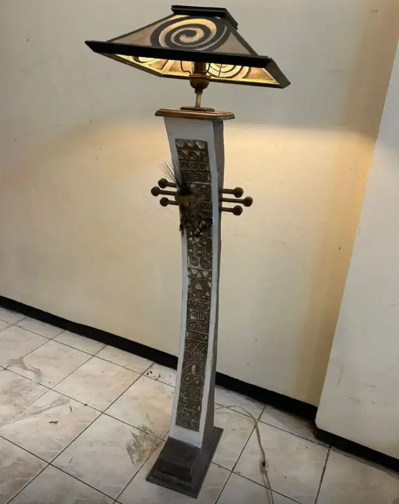 Lampu kayu tribal masih bagus