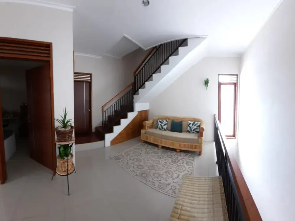 Jual Rumah siap huni Kompleks City View Pesona Bali Ciwaruga Bandung lokasi sangat strategist dan udara dan pemandangan Yang sejuk dan asri