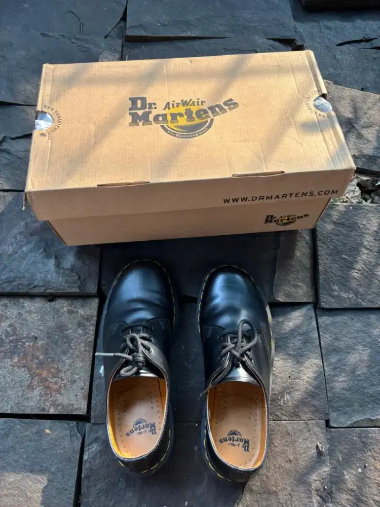 Sepatu dr martin d jual aja daripada gak k pake