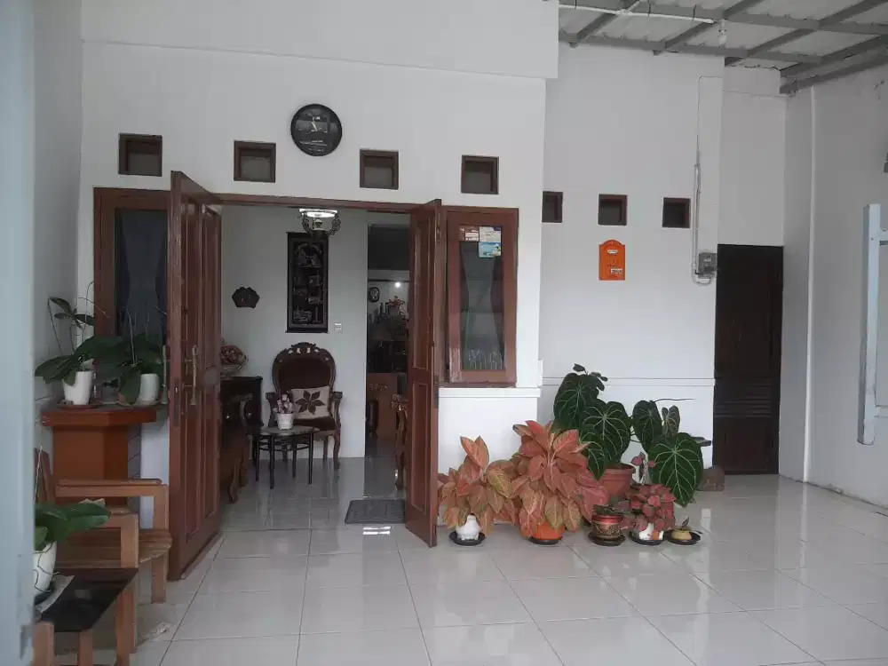 Kalijati Indah Estate, rumah 2 lantai, semi furnish, carport 3 mobil.