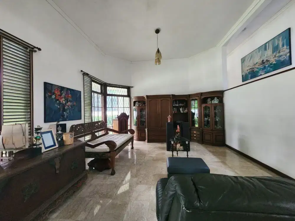 WTS / Dijual Rumah dengan Pencahayaan Bagus, Dikelilingi Pohon, serta Taman yang Bagus di Bintaro Jaya Sektor 1 - Jalan Garuda, Bintaro, Banten