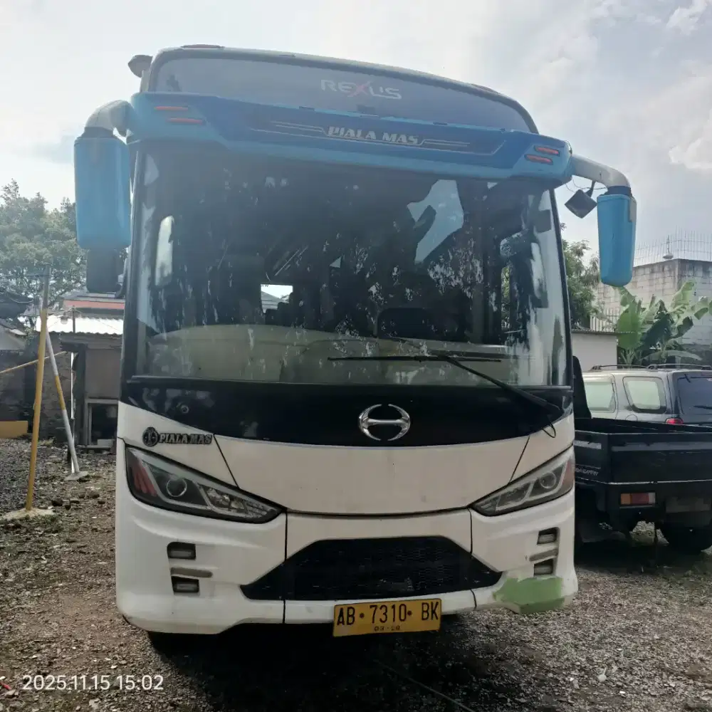 Bus Hino angkutan karyawan