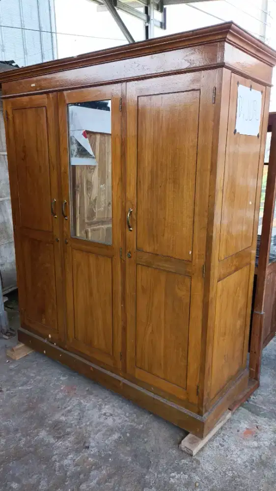Lemari pakaian bahan jati