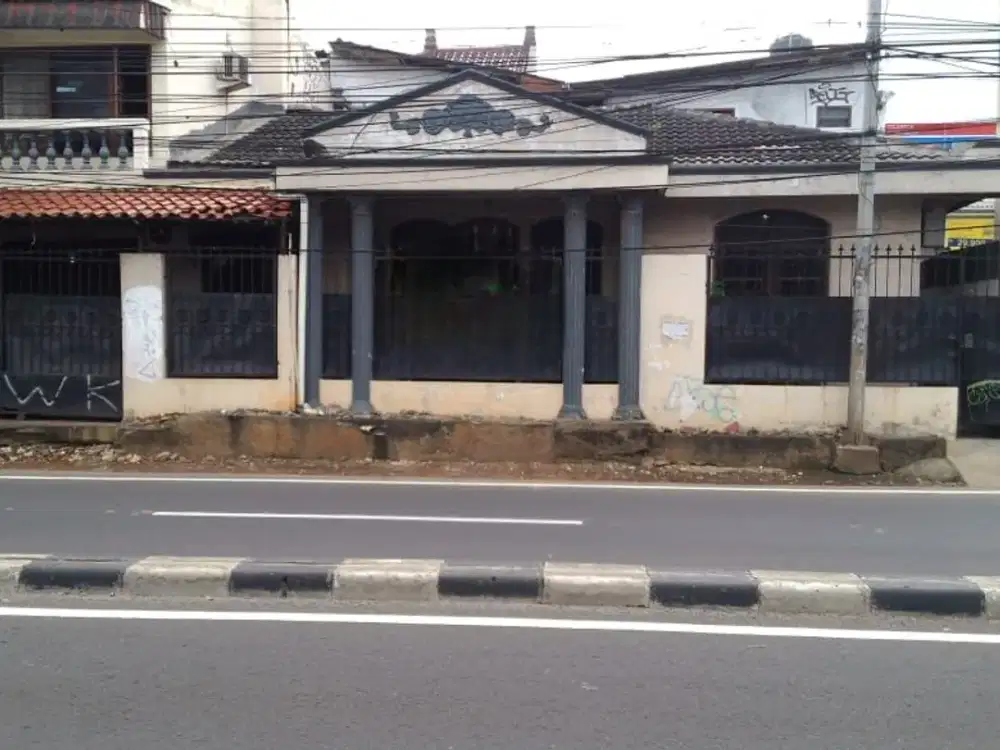 Dijual Rumah Tua hitung Tanah di area komersial di Jalan Cilandak KKO Raya.