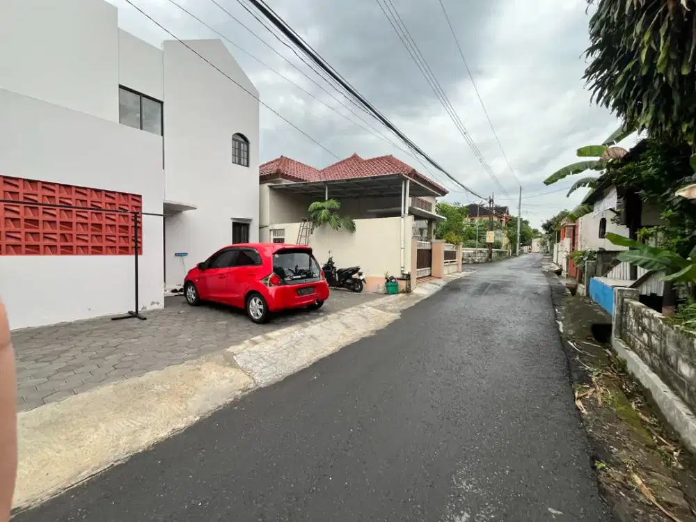 Tanah Kayen, Jl. Kaliurang Km7: Tepi Aspal UGM Dekat