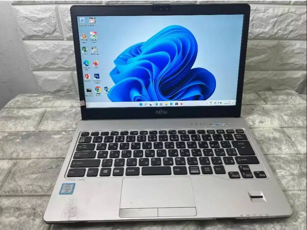 Laptop FUJITSU S938 Intel Core i5 Gen8 Ram 4GB 13,3inch N-WKJ3