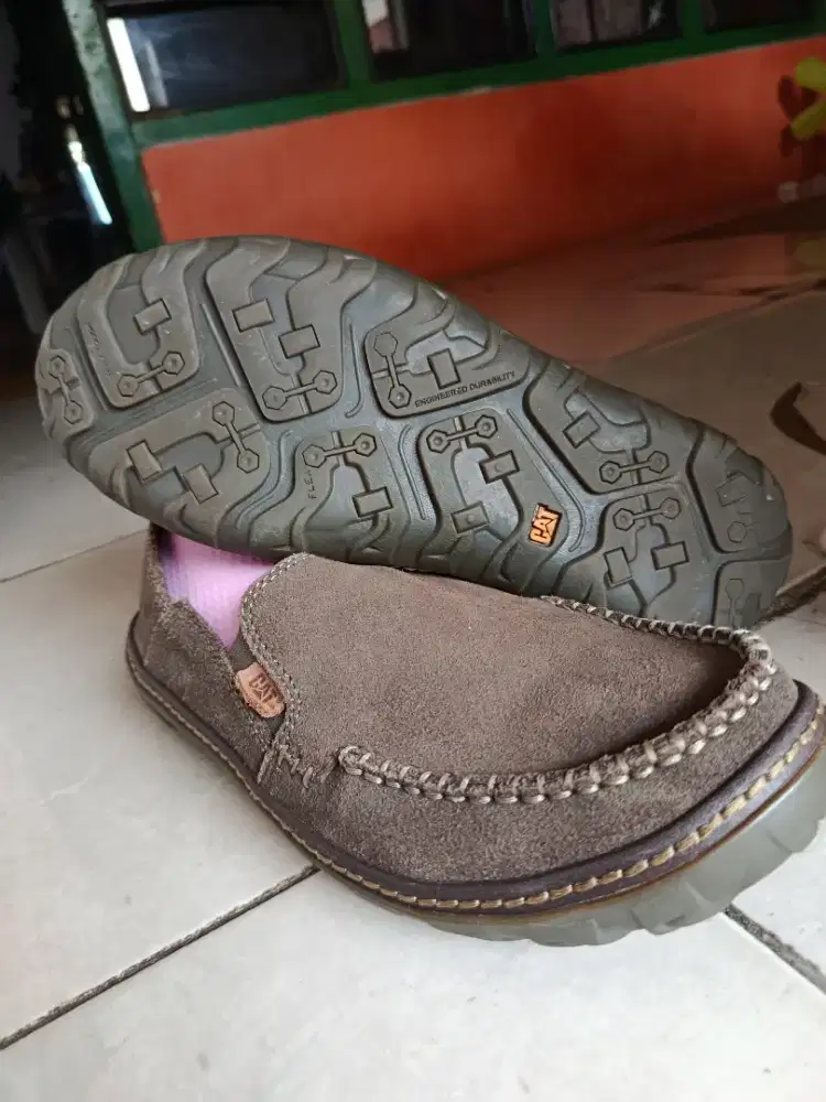 Sepatu Slip on suede Caterpilar