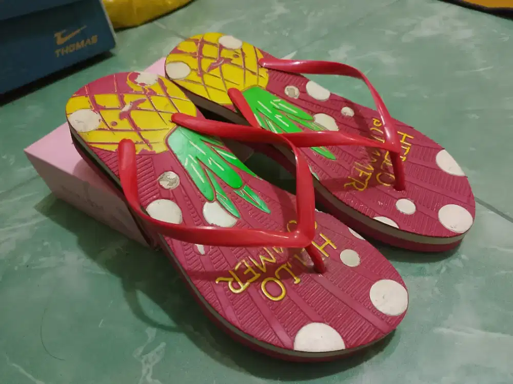 Sendal swallow bermotif