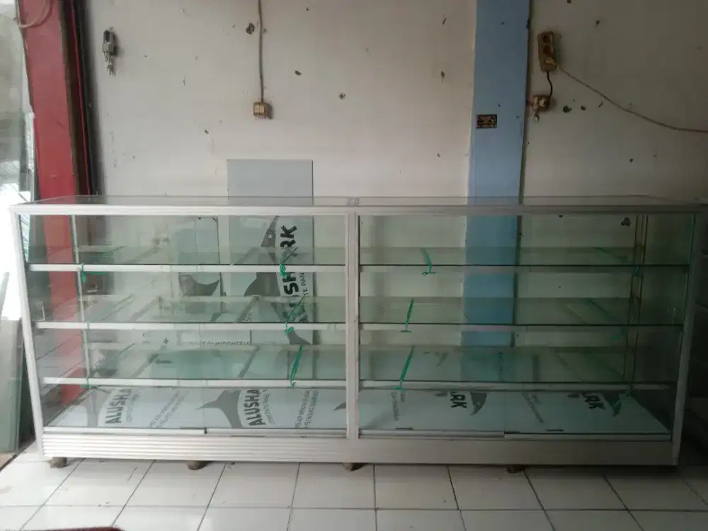 Kaca etalase second