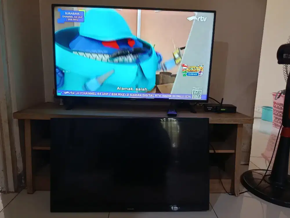 TV merk Coocaa 40 inch dan Tv Samsung 32 inch