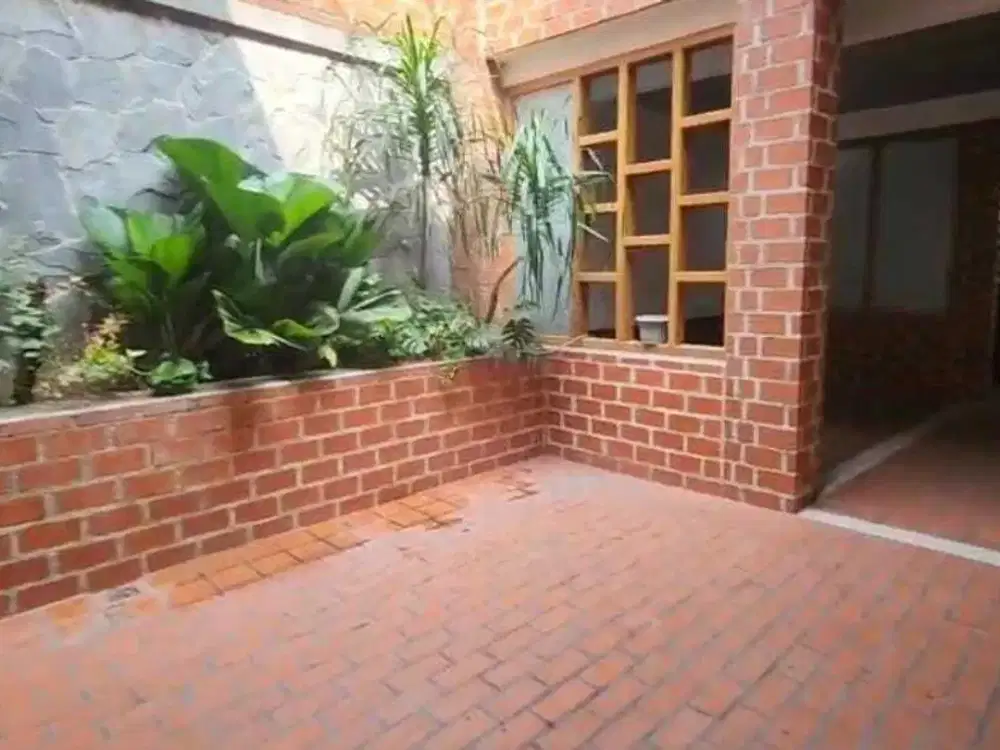 Gedung Raya Kemang Parkir 20 Mobil