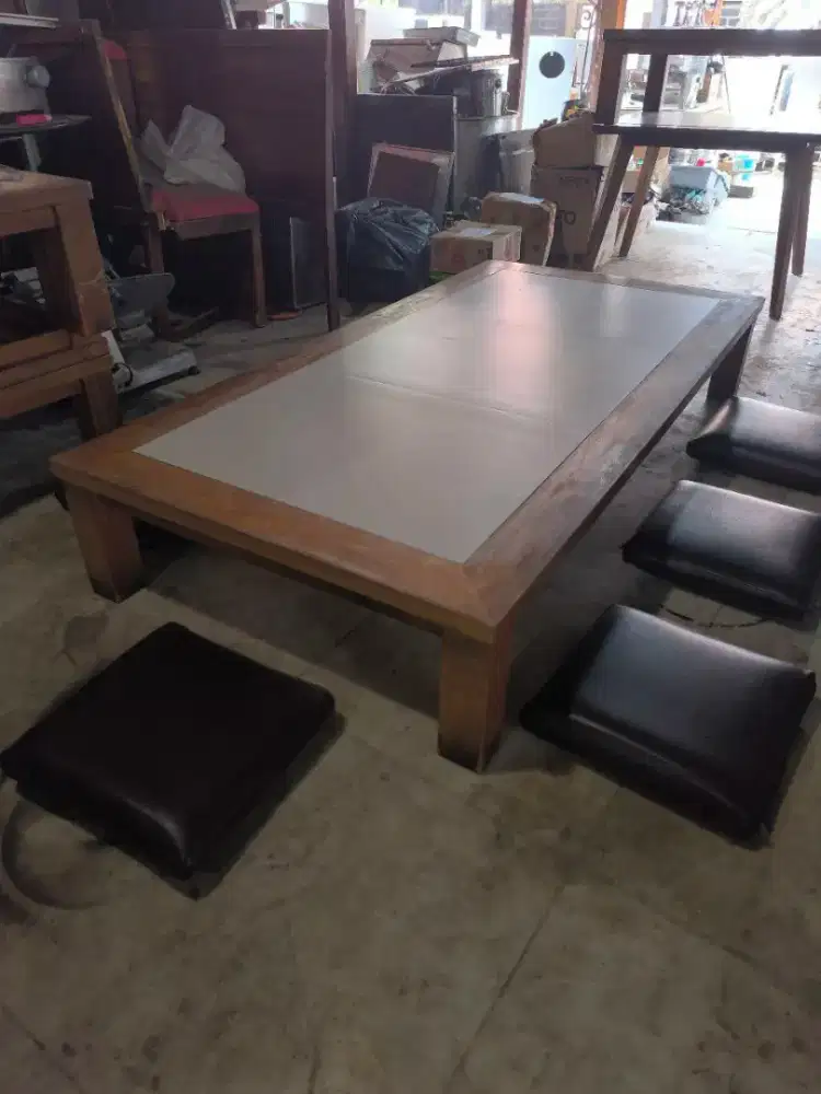 Meja makan lesehan bahannya  kayu top table keramik set8 bantalan sofa