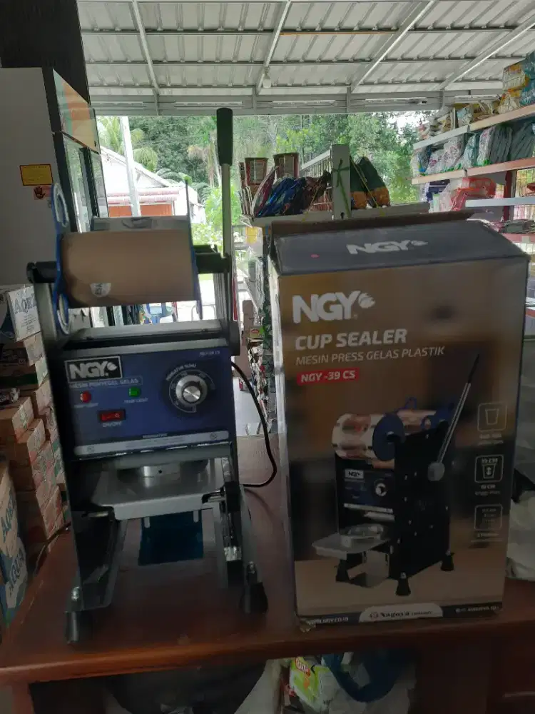 Mesin pres tutup cup minuman