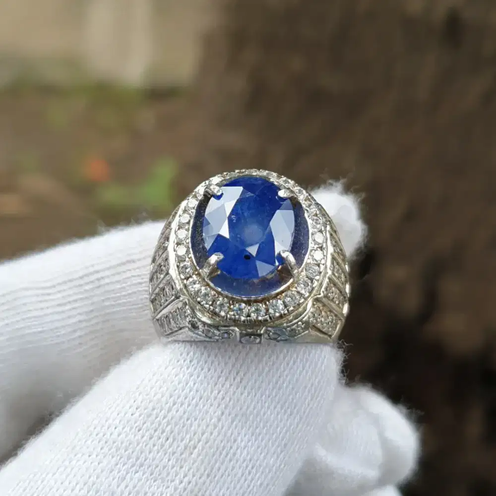 Natural blue sapphire Srilanka 4.85 crt