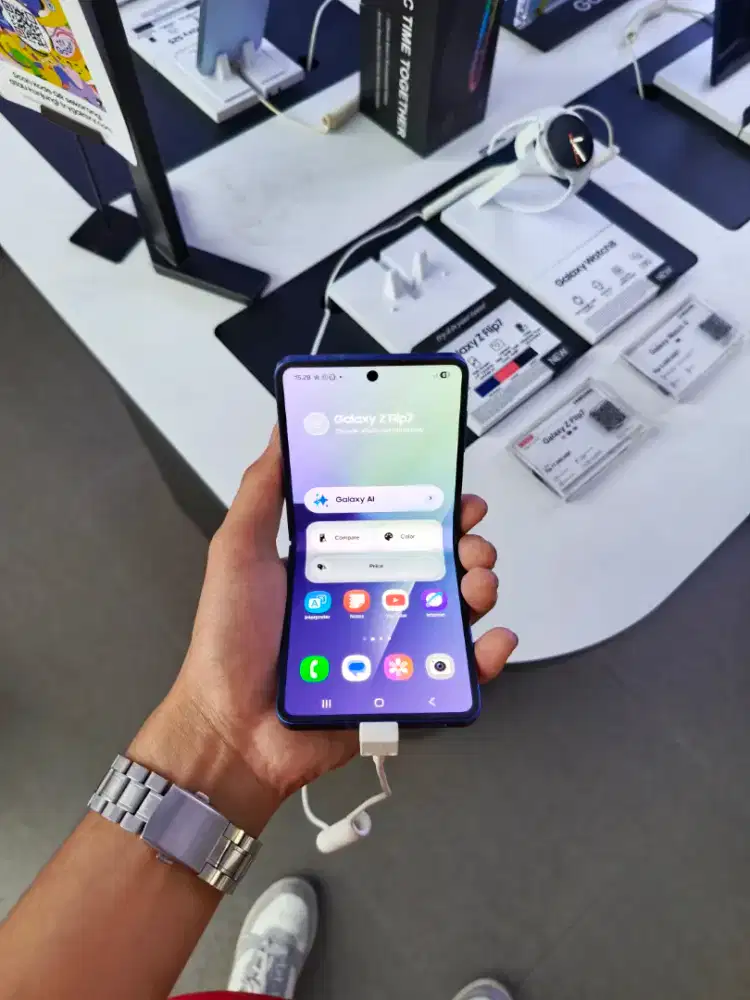 SAMSUNG Galaxy Z Flip7