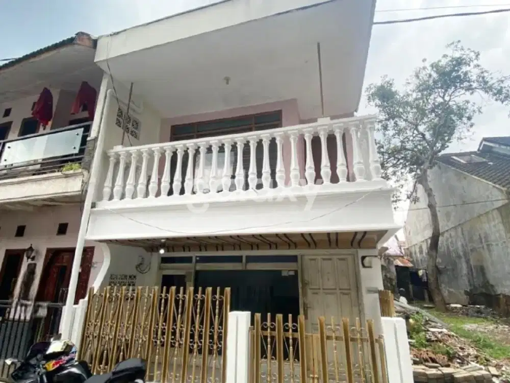 Rumah 2 Lantai Tengah Kota Area Letjend Sutoyo Malang GMK03612