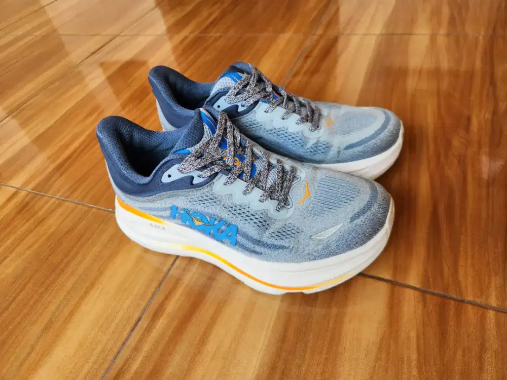 Sepatu hoka bondi 9 . Second rasa baru.