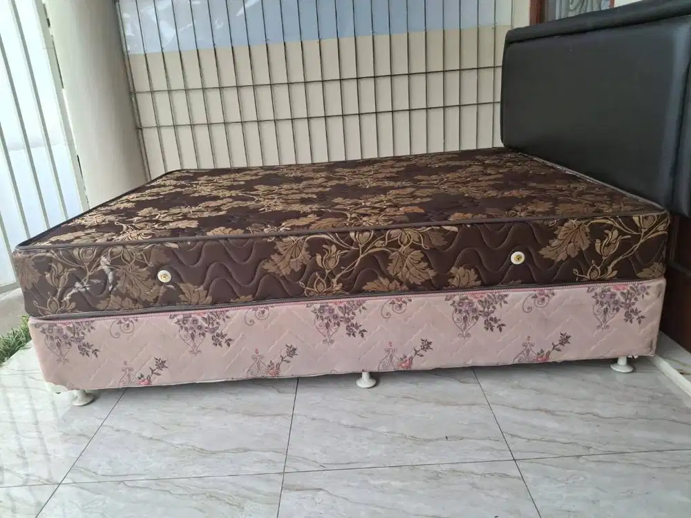 JUAL KASUR + DIPAN 160 x 200 cm MERK DELUXE (bekas)