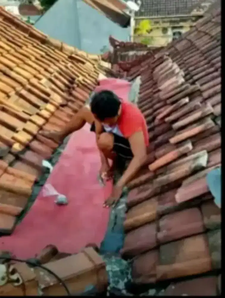 Jasa perbaikan atap bocor ganti talang air masang keramik dll