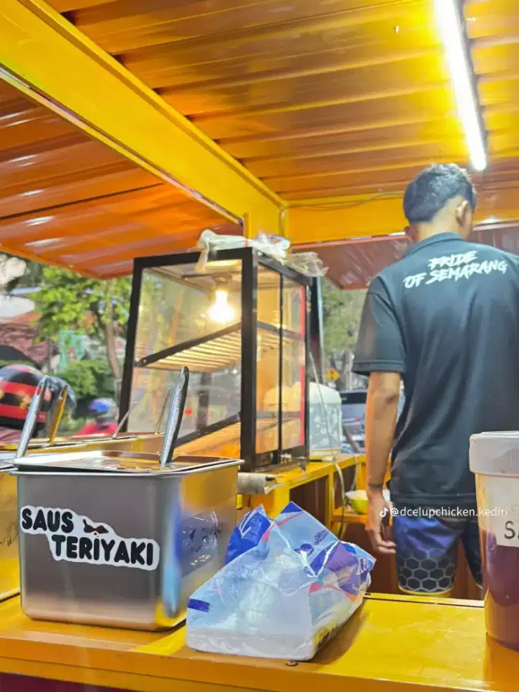 DIBUTUHKAN KARYAWAN Outlet Ayam Crispy