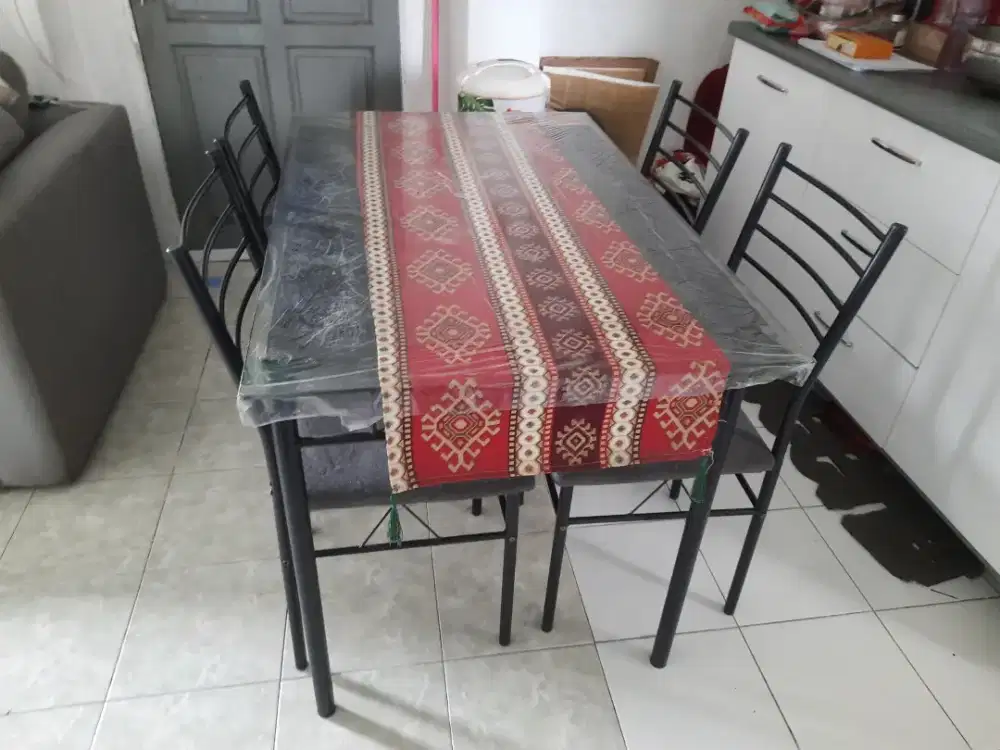 Meja makan kaca minimalis masih gress lengkap dengan 4 kursi sofa nya